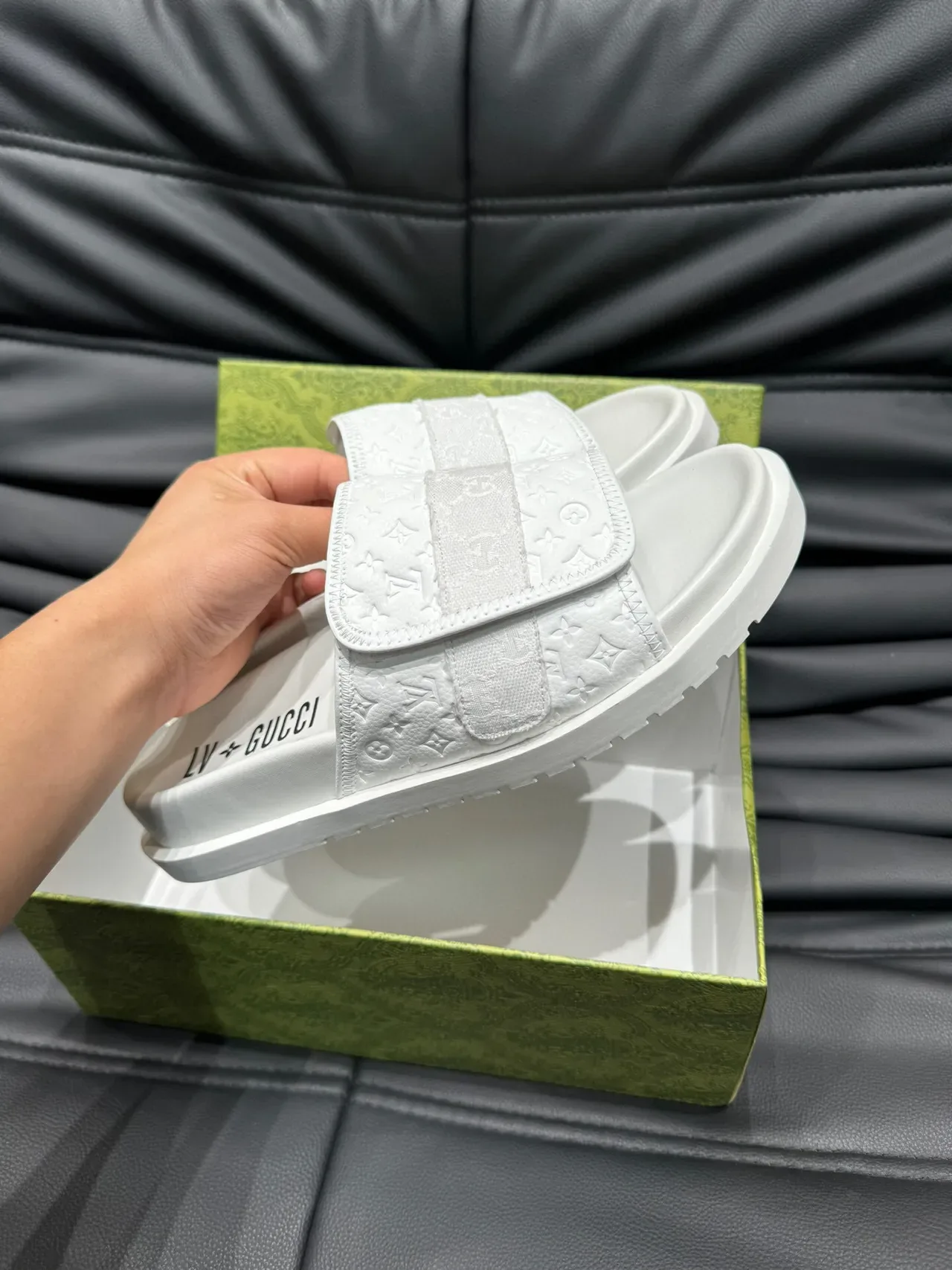 Gucci सफेद मॉनोग्राम-एंबॉस्ड सिंगल-स्ट्रैप स्लिपर्स 6