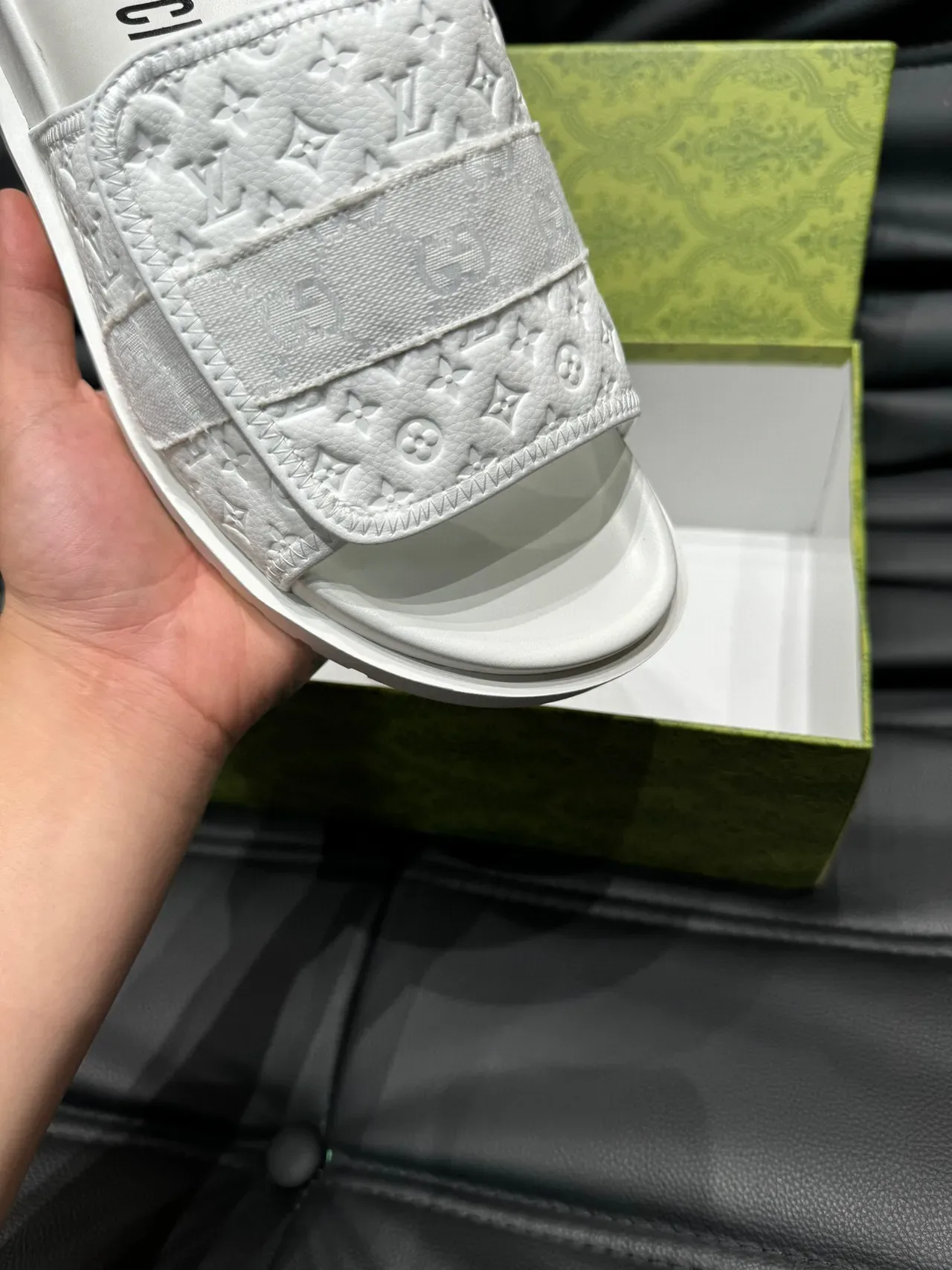 Gucci सफेद मॉनोग्राम-एंबॉस्ड सिंगल-स्ट्रैप स्लिपर्स 7