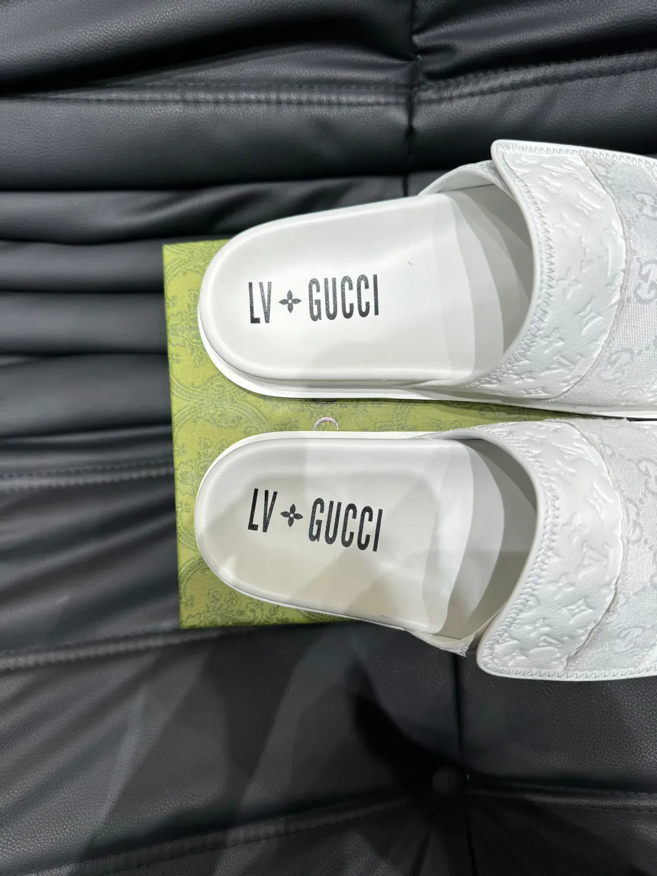 Gucci सफेद मॉनोग्राम-एंबॉस्ड सिंगल-स्ट्रैप स्लिपर्स 8