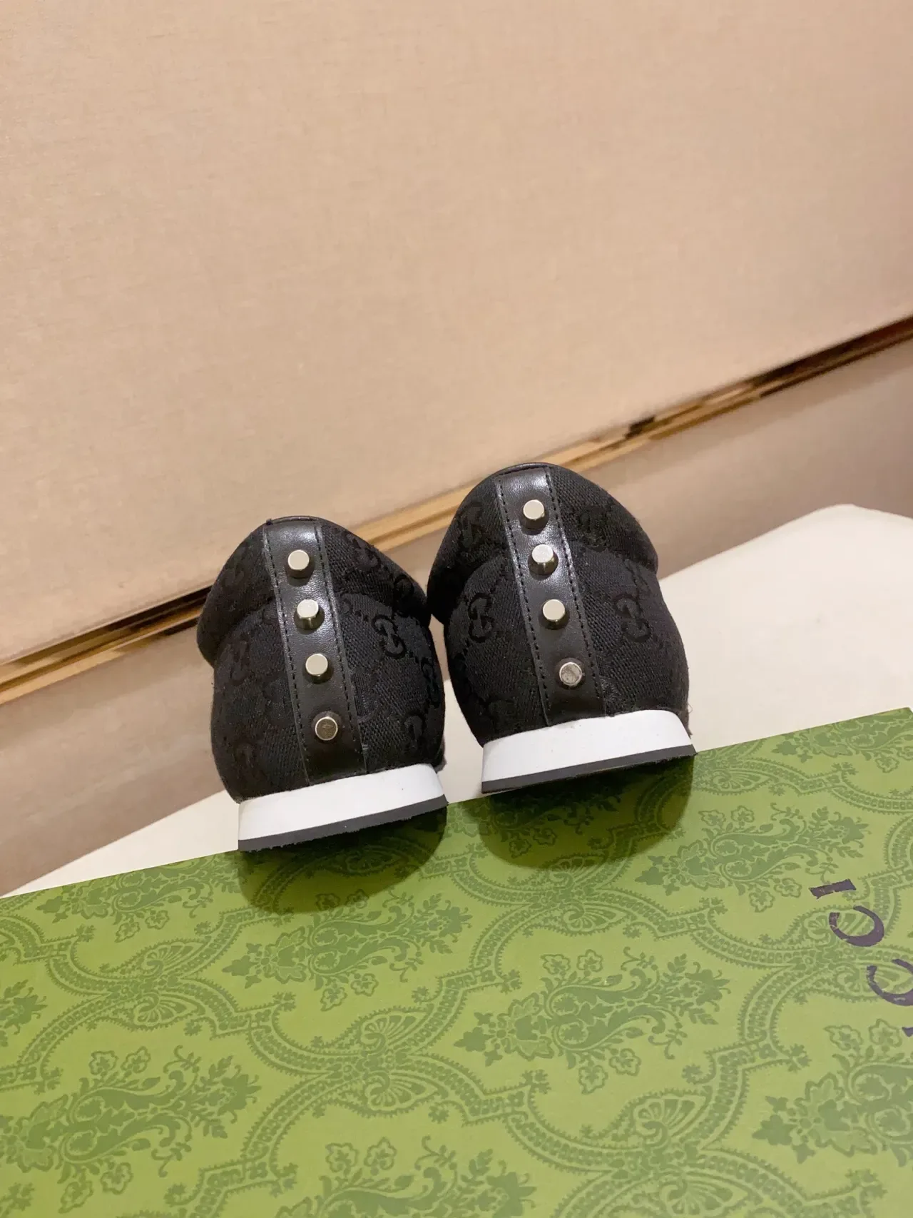 Sneakers Gucci Tennis 1977 Noir Monogram Toile Daim Punta Web Stripe Lifestyle 3