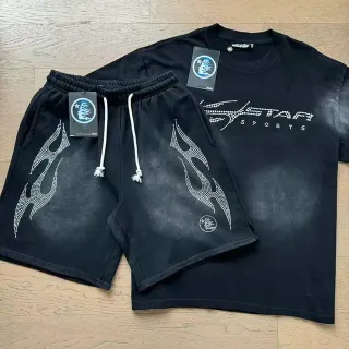 تيشيرت Hellstar Star Sports أسود وأبيض قماش مغسول برسومات لهب من الراينستون