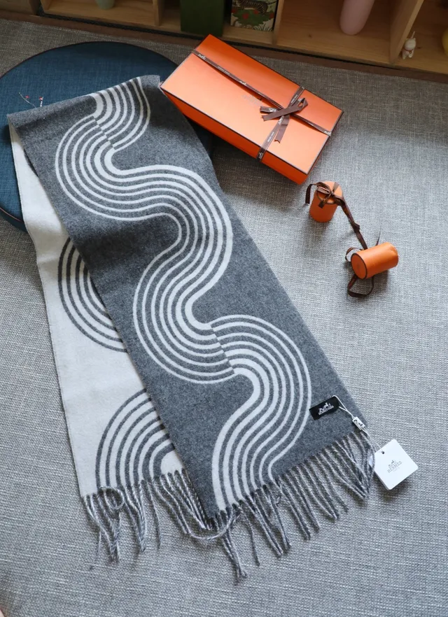 Hermès Abstract Wave Gray and White Cashmere Scarf 5