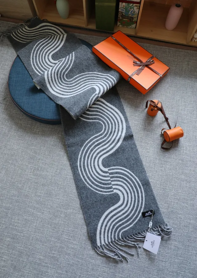 Hermès Abstract Wave Gray and White Cashmere Scarf 6