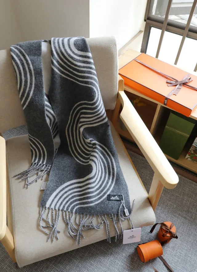 Hermès Abstract Wave Gray and White Cashmere Scarf 7