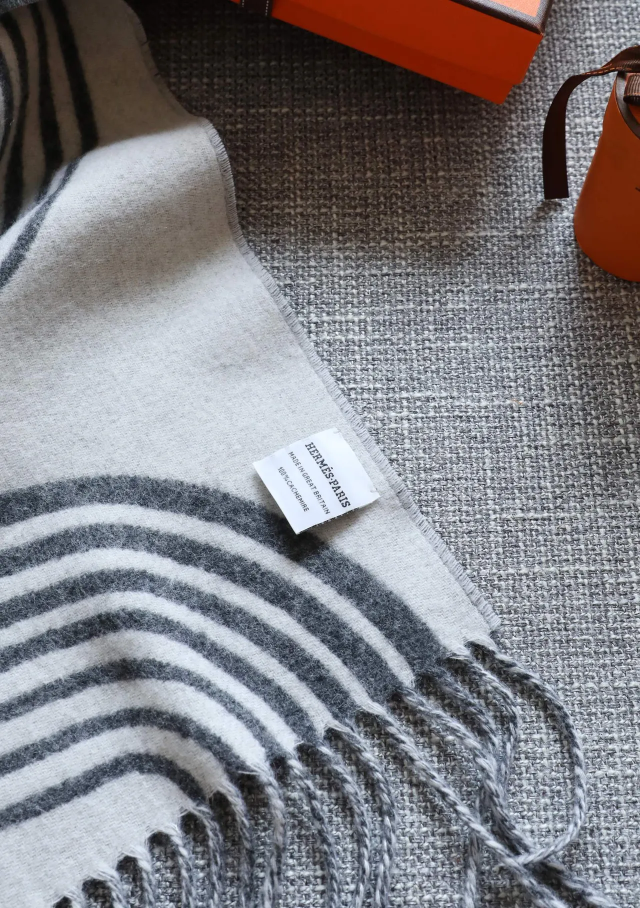 Hermès Abstract Wave Gray and White Cashmere Scarf 8