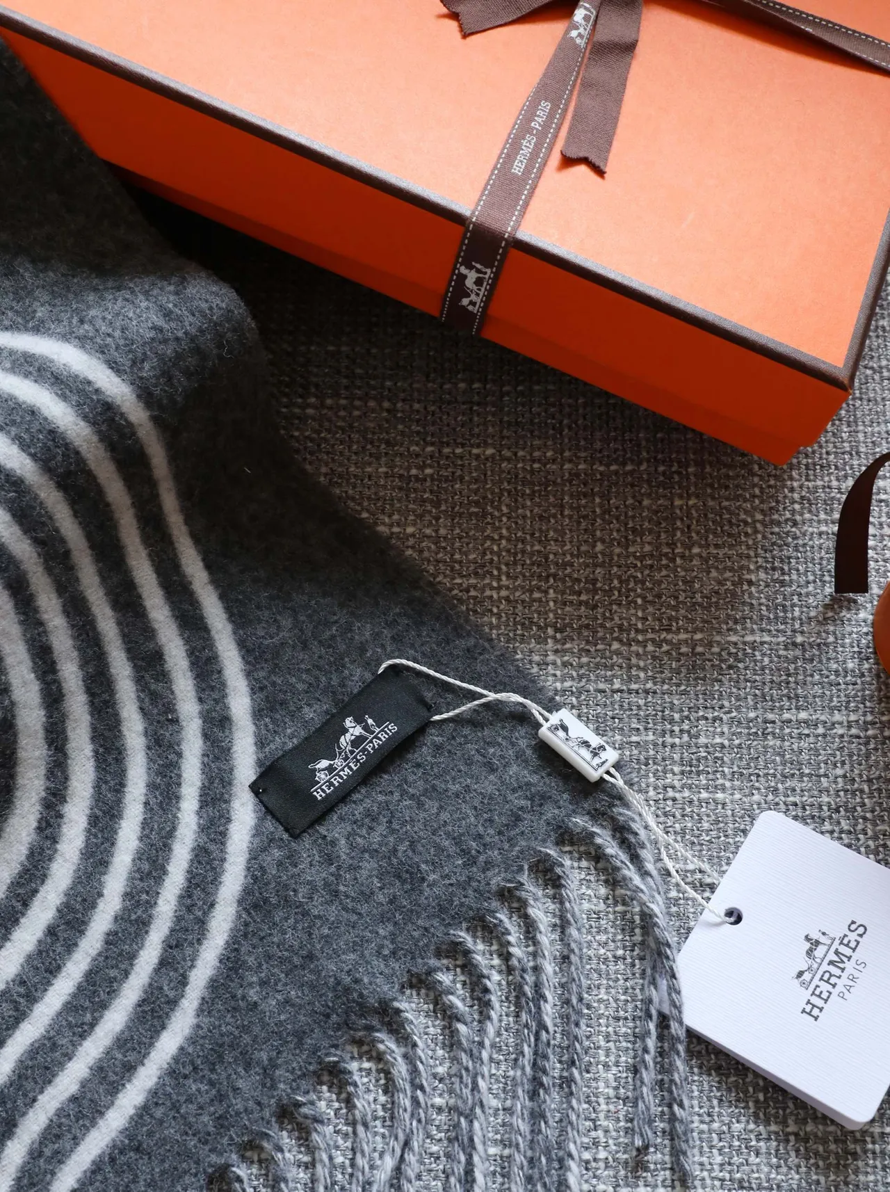 Hermès Abstract Wave Gray and White Cashmere Scarf 9