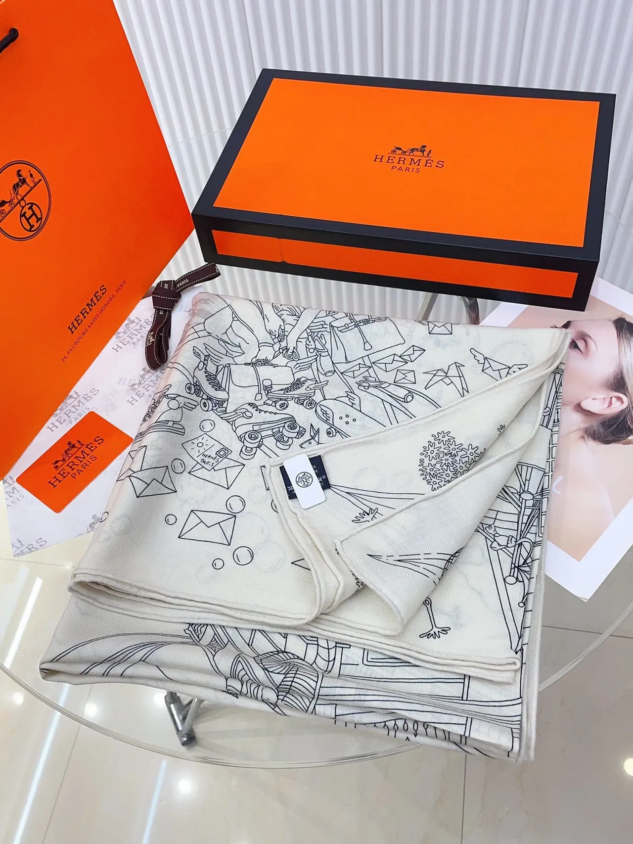 Hermès Beige Noir Dessin au trait Motifs aviaires Impression monocrome Écharpe en soie 5