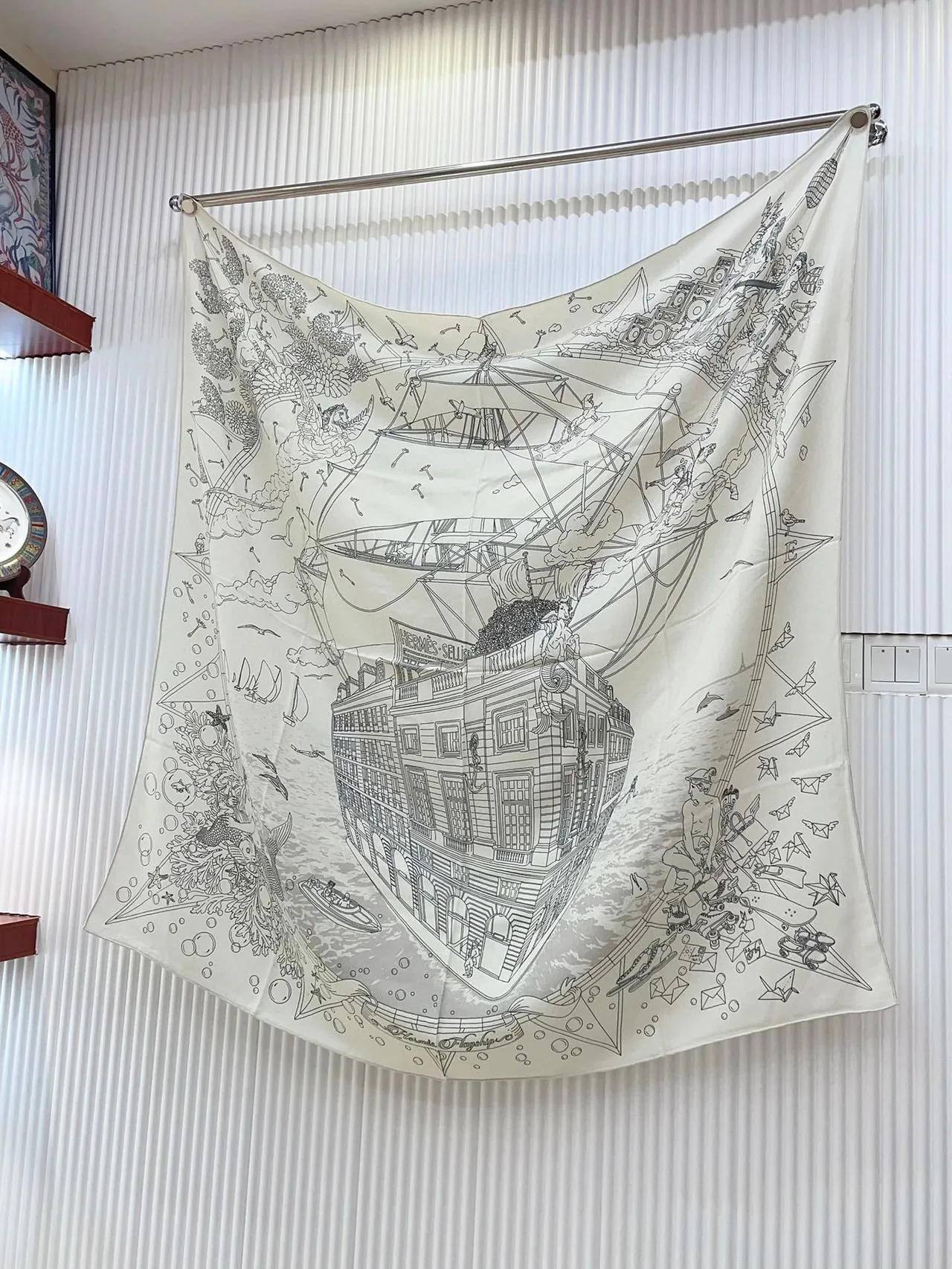 Hermès Beige Noir Dessin au trait Motifs aviaires Impression monocrome Écharpe en soie 6