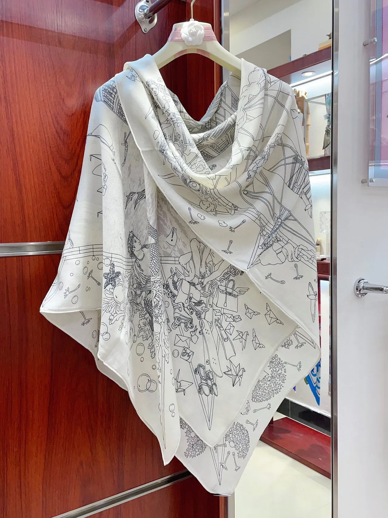 Hermès Beige Noir Dessin au trait Motifs aviaires Impression monocrome Écharpe en soie 8