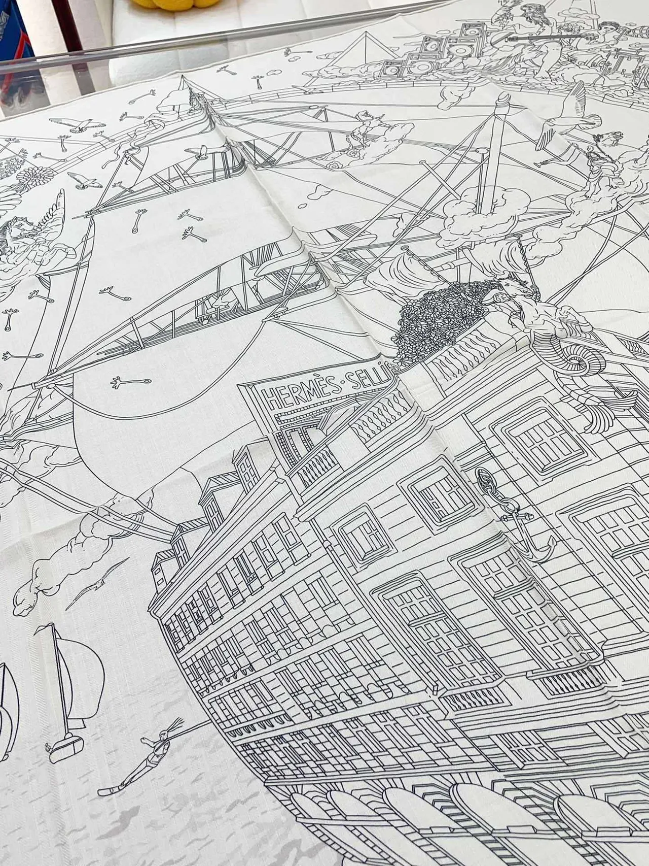 Hermès Beige Noir Dessin au trait Motifs aviaires Impression monocrome Écharpe en soie 9