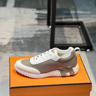 Hermès Tênis Chunky Beige e Branco Sola Medial Esculpida com Ridges Painéis de Malha e Camurça