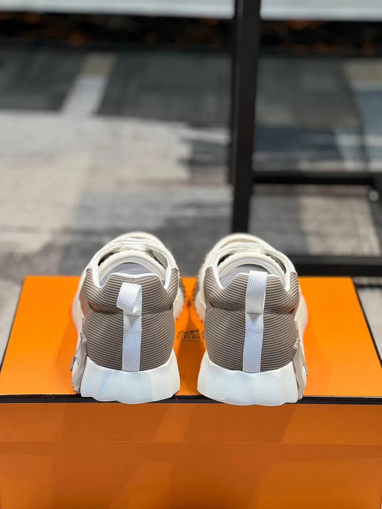 Hermès Tênis Chunky Beige e Branco Sola Medial Esculpida com Ridges Painéis de Malha e Camurça 3
