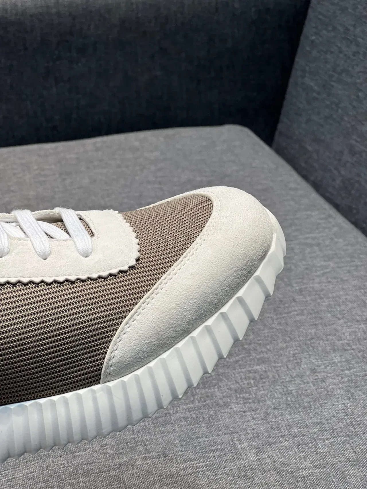 Hermès Tênis Chunky Beige e Branco Sola Medial Esculpida com Ridges Painéis de Malha e Camurça 4