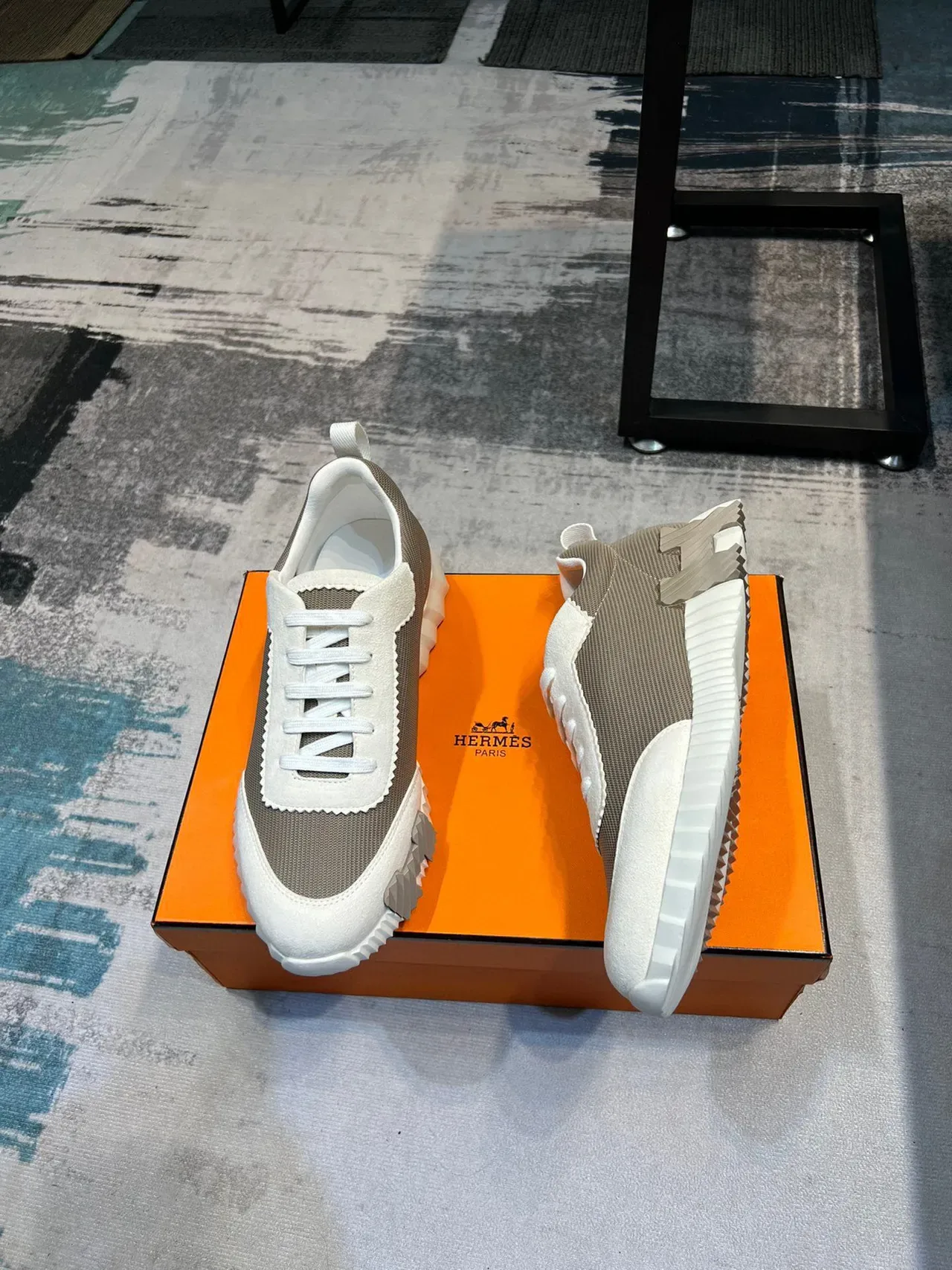 Hermès Tênis Chunky Beige e Branco Sola Medial Esculpida com Ridges Painéis de Malha e Camurça 5