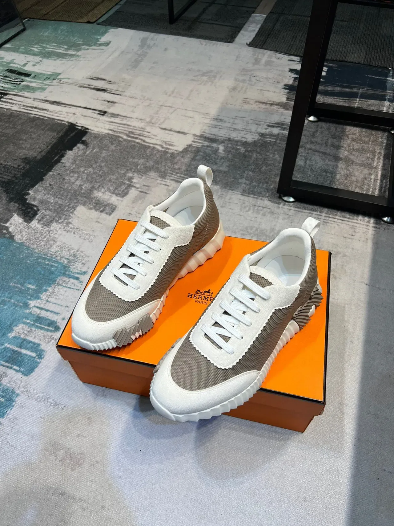 Hermès Tênis Chunky Beige e Branco Sola Medial Esculpida com Ridges Painéis de Malha e Camurça 6