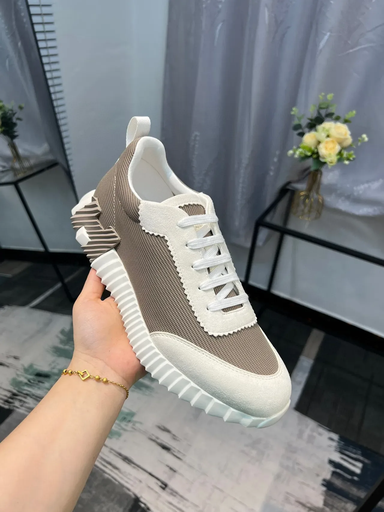 Hermès Tênis Chunky Beige e Branco Sola Medial Esculpida com Ridges Painéis de Malha e Camurça 7
