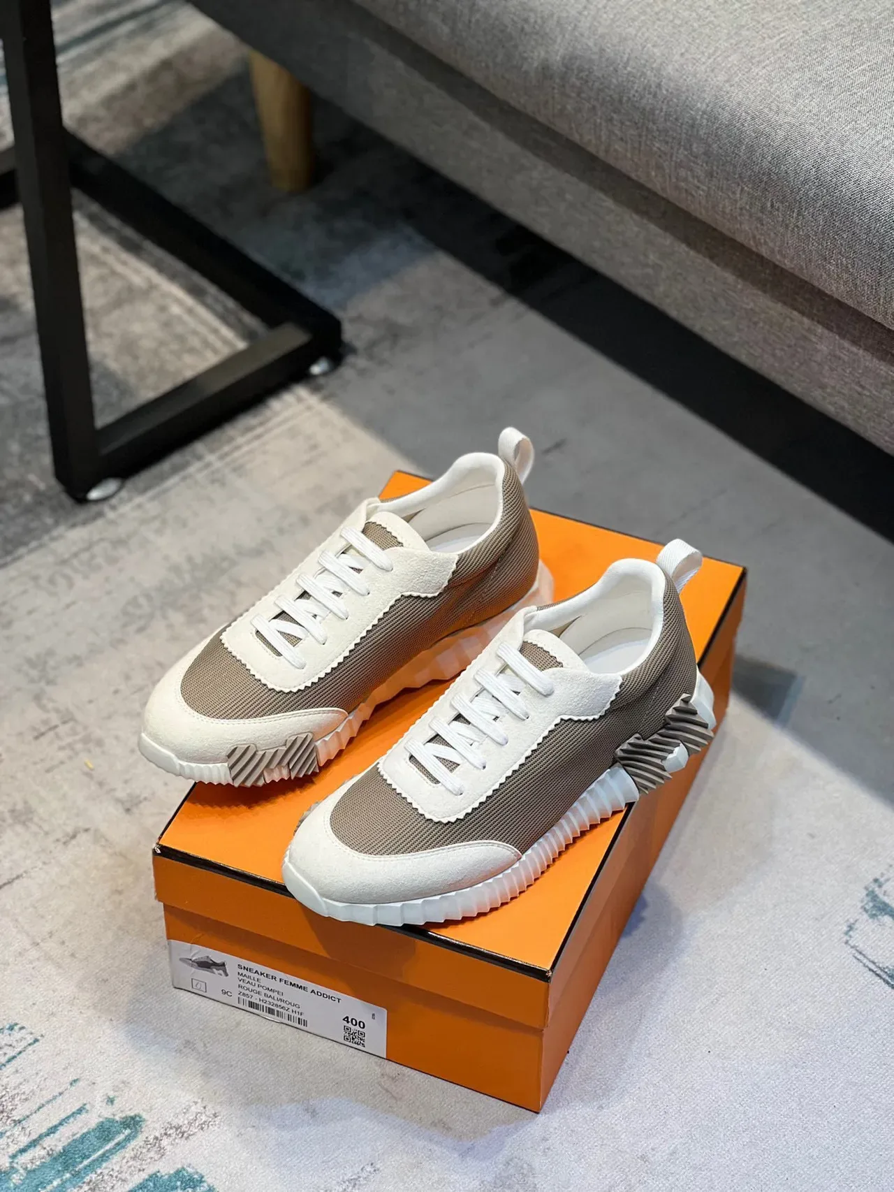 Hermès Tênis Chunky Beige e Branco Sola Medial Esculpida com Ridges Painéis de Malha e Camurça 8