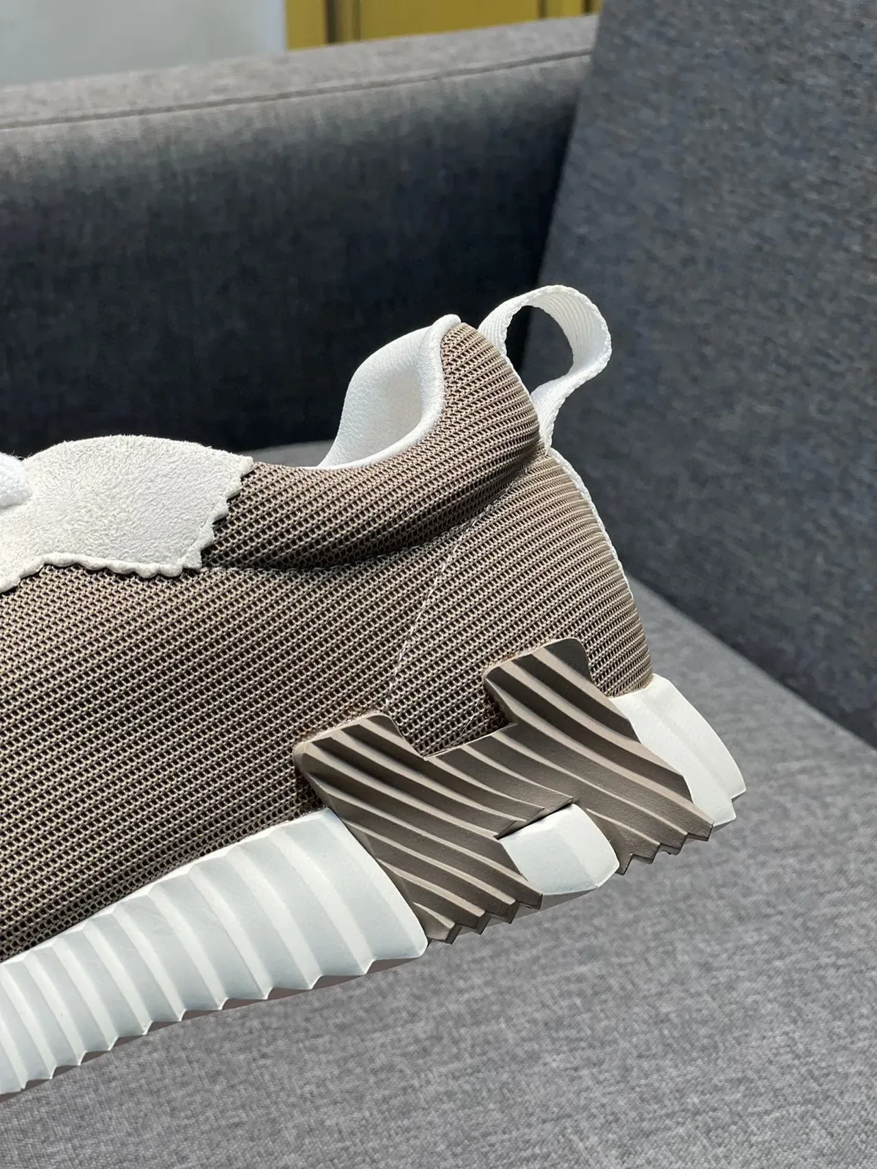 Hermès Tênis Chunky Beige e Branco Sola Medial Esculpida com Ridges Painéis de Malha e Camurça 9