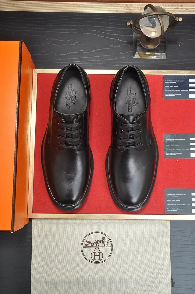 Hermès Chaussures Oxford en Cuir Noir Poli à Lacets 2