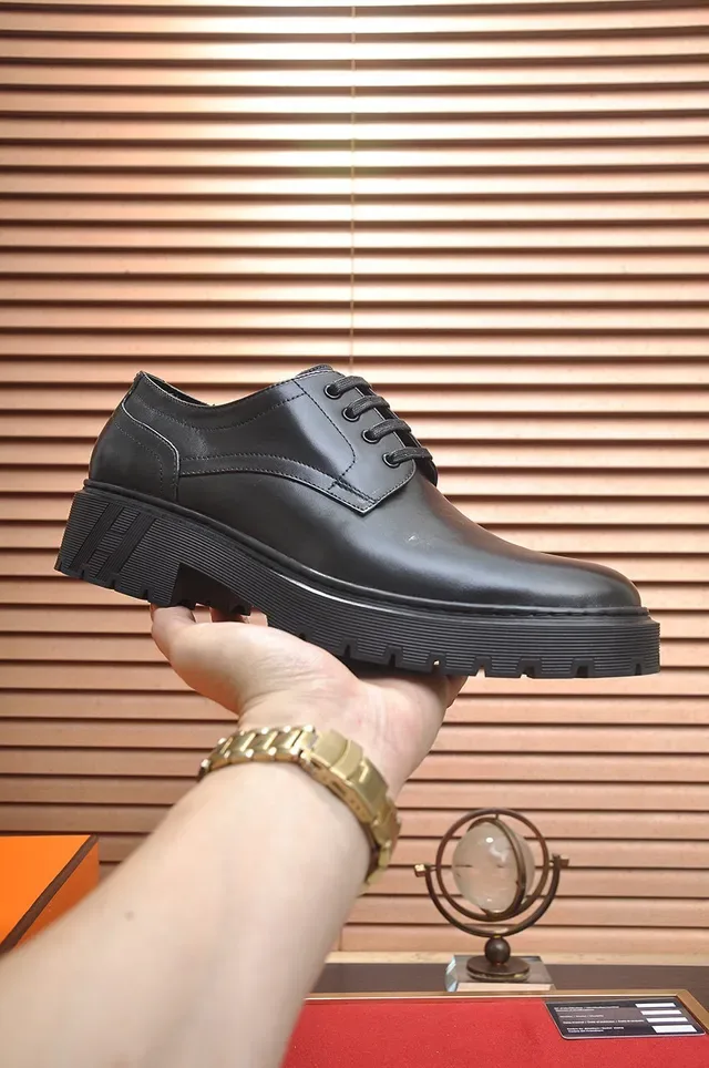 Hermès Chaussures Oxford en Cuir Noir Poli à Lacets 4