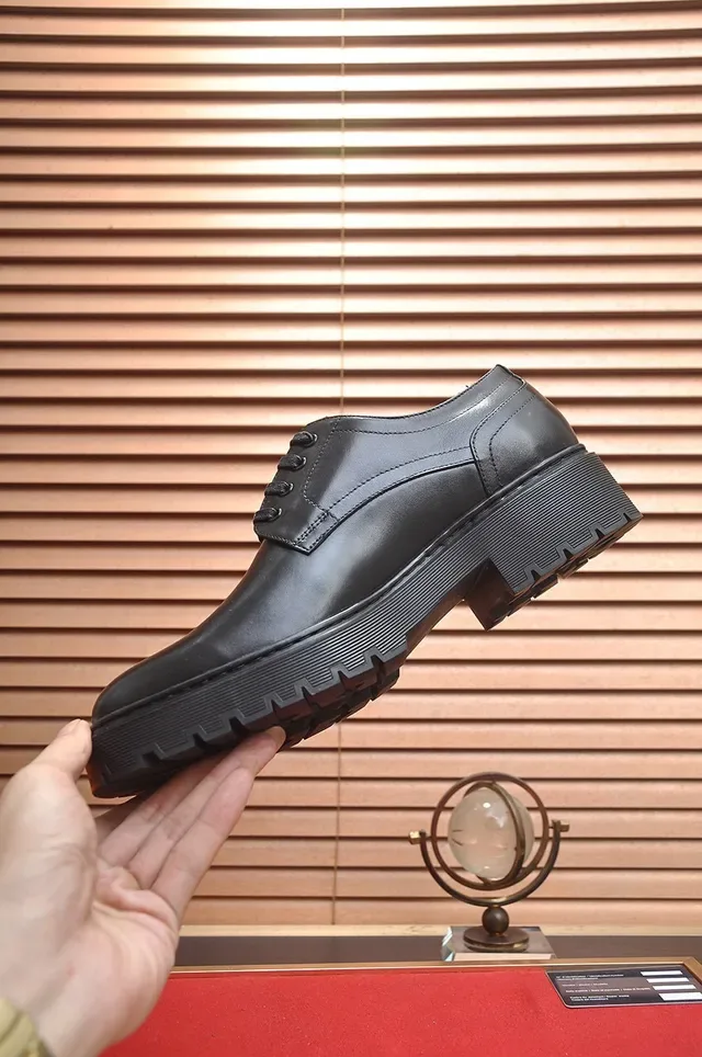 Hermès Chaussures Oxford en Cuir Noir Poli à Lacets 5