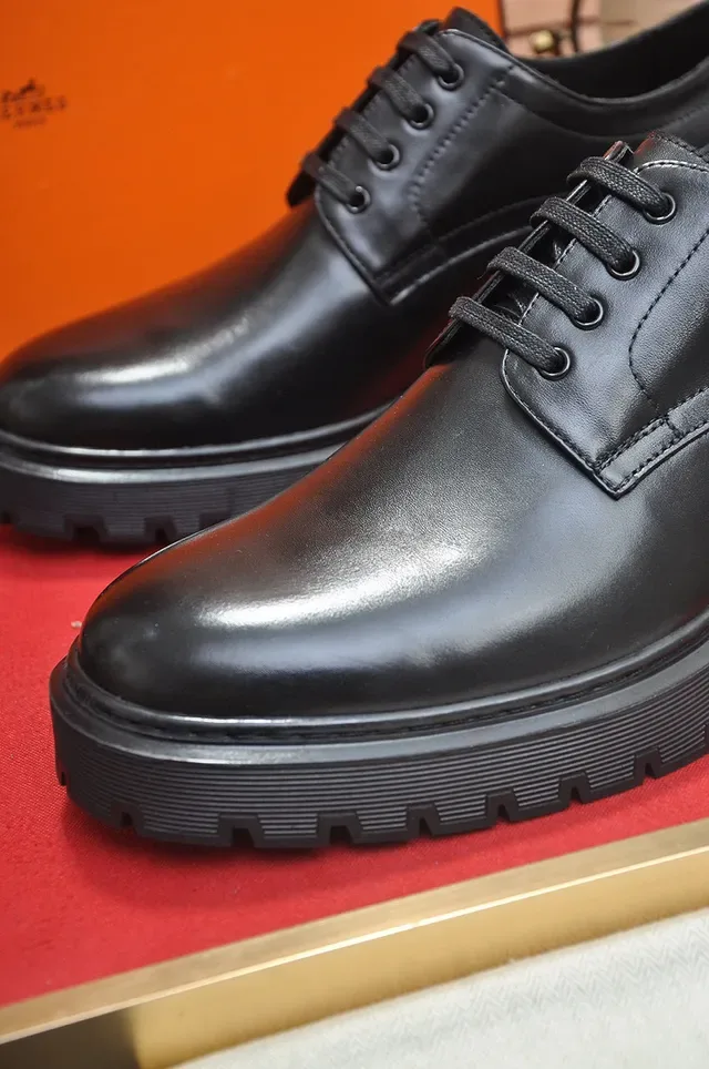 Hermès Chaussures Oxford en Cuir Noir Poli à Lacets 8