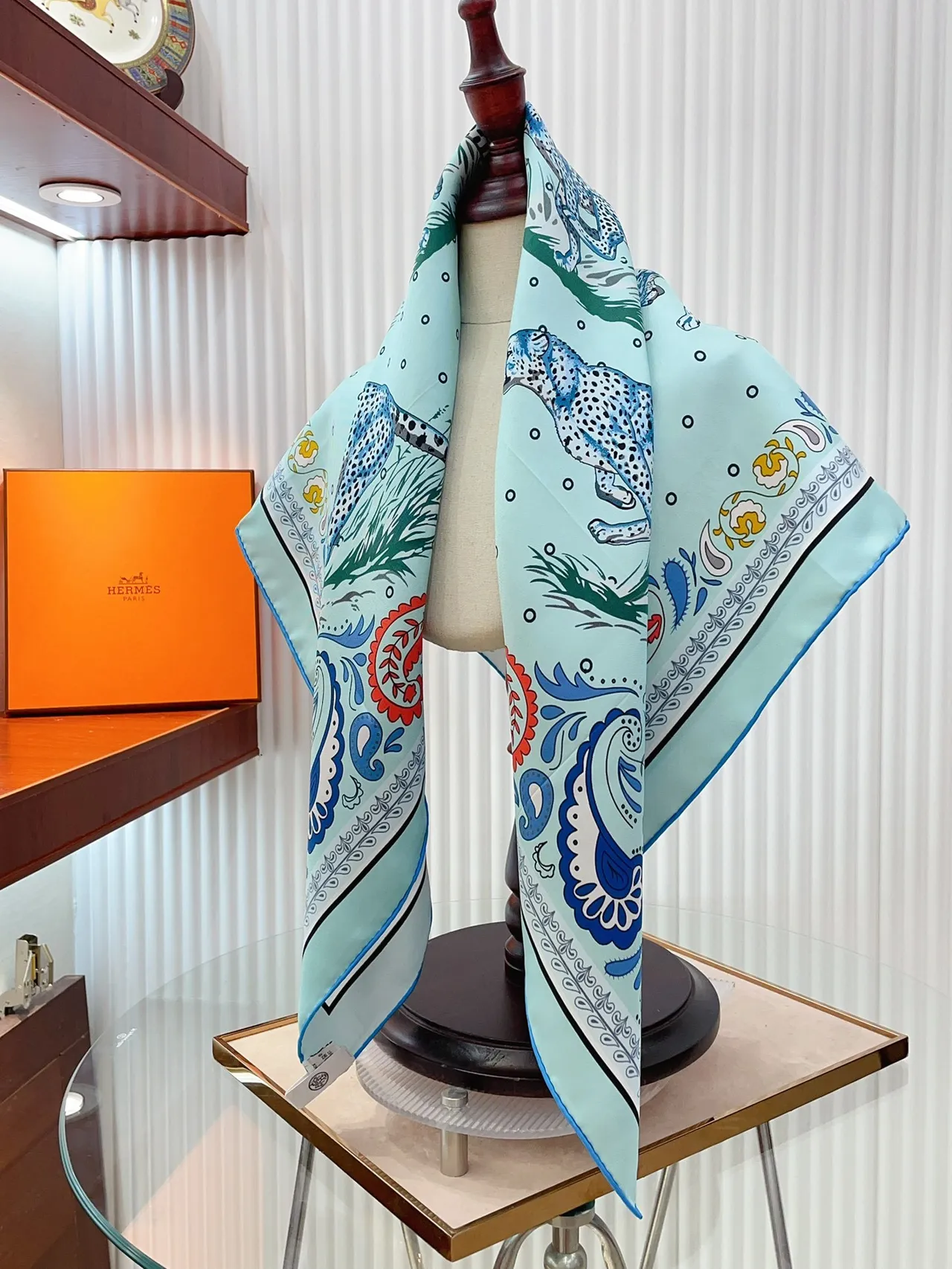 Hermès Pañuelo de Seda Azul Multicolor con Estampado de Leopardo y Borde de Paisley 1