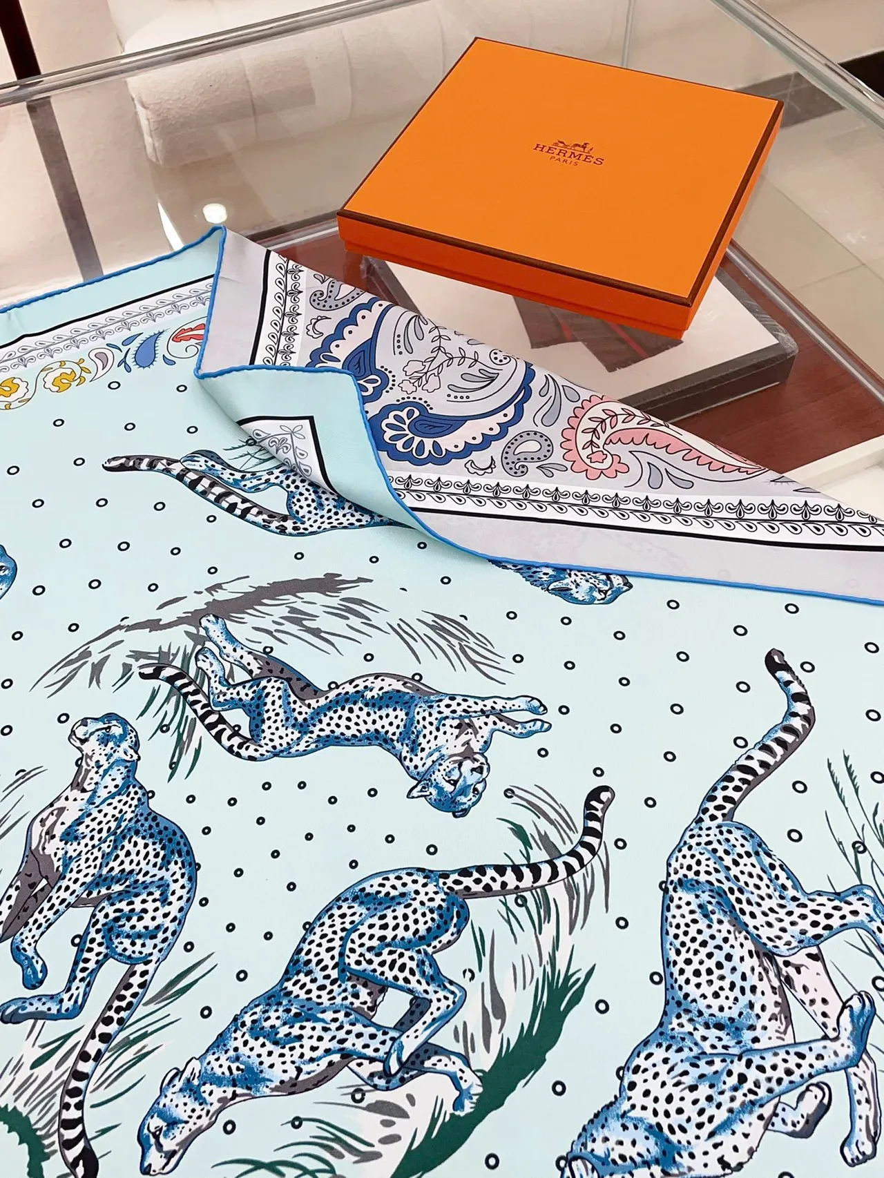 Hermès Pañuelo de Seda Azul Multicolor con Estampado de Leopardo y Borde de Paisley 7