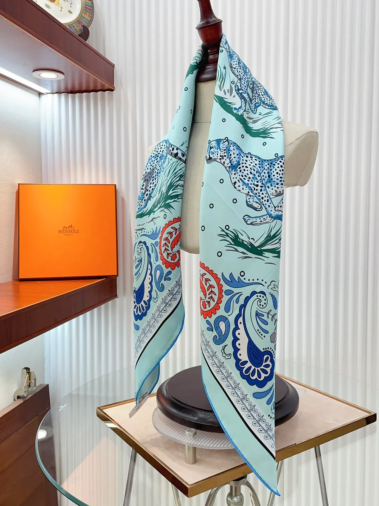 Hermès Pañuelo de Seda Azul Multicolor con Estampado de Leopardo y Borde de Paisley 9