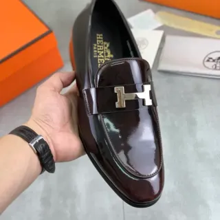 Hermès Borgoña Plata Cuero Patentado Brillante Correa con Hebilla H Loafer