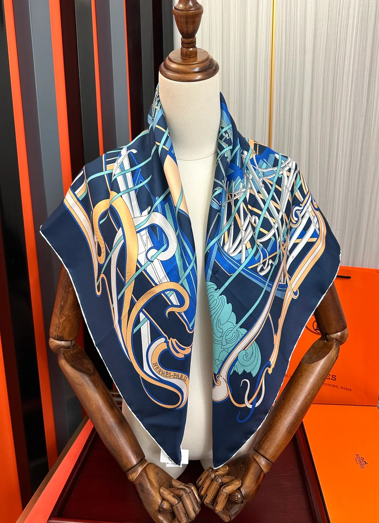 Hermès Carré Marine Or Carré Imprimé Motif de Harnais Écharpe en Soie 2