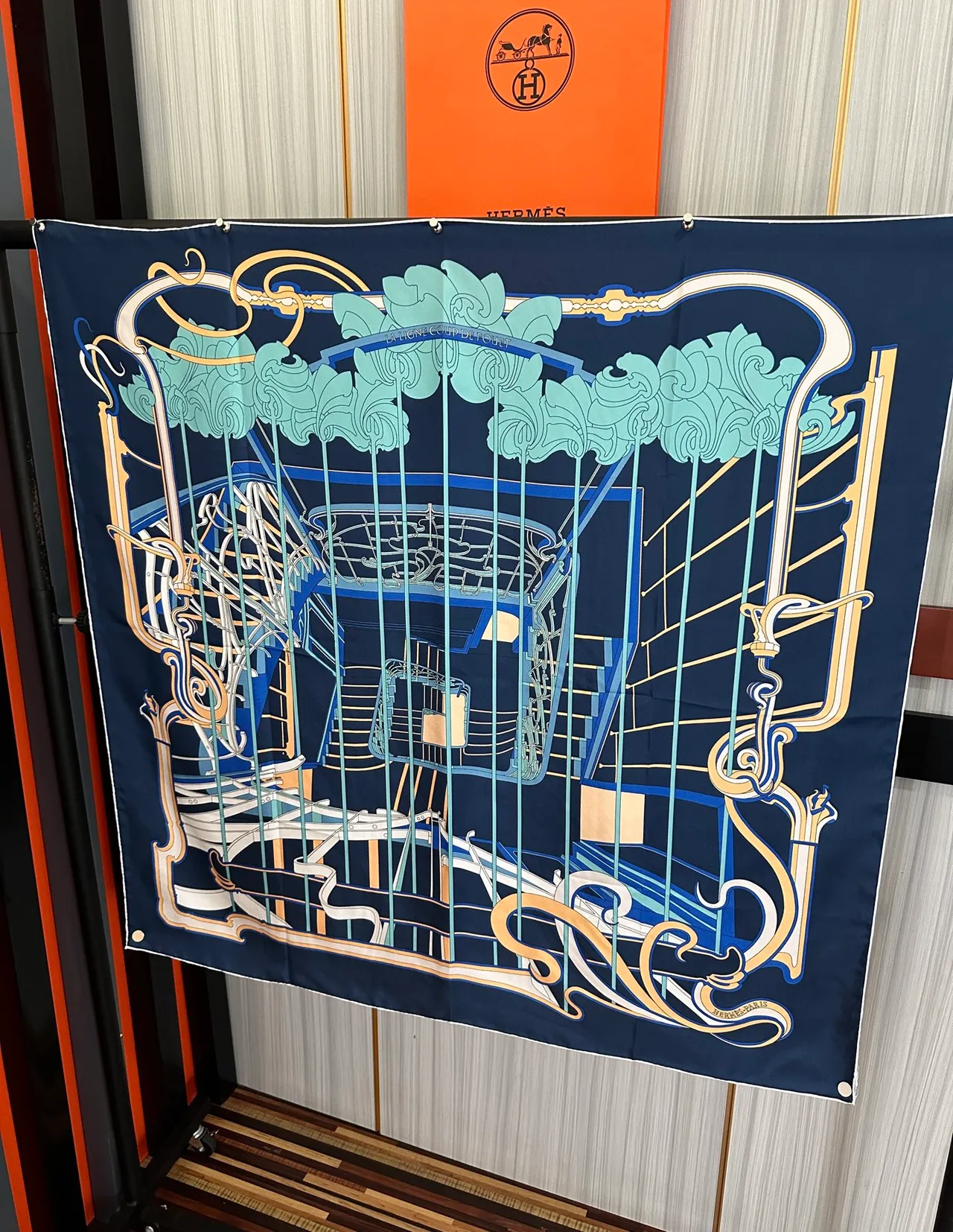 Hermès Carré Marine Or Carré Imprimé Motif de Harnais Écharpe en Soie 3