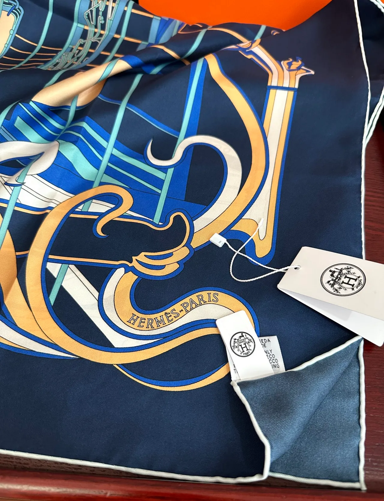 Hermès Carré Marine Or Carré Imprimé Motif de Harnais Écharpe en Soie 4