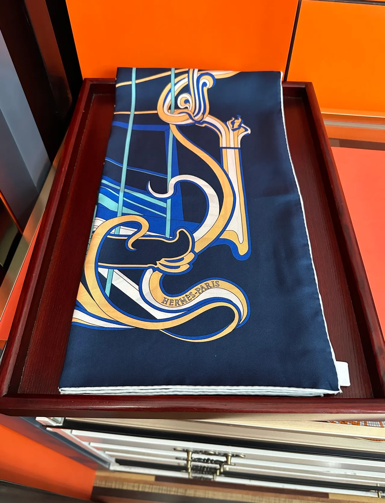 Hermès Carré Marine Or Carré Imprimé Motif de Harnais Écharpe en Soie 8