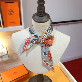 Hermès 灰色多色印花几何扑克牌图案丝巾