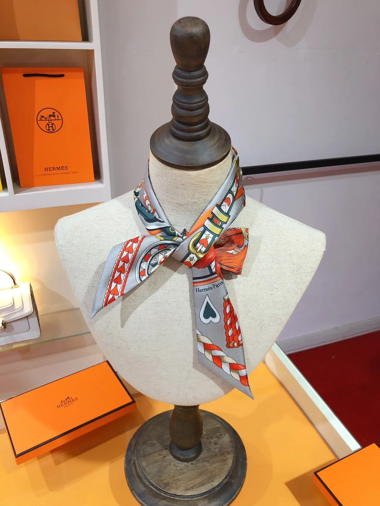 Hermès Écharpe de soie grise multicolore imprimée à motif géométrique de carte à jouer 1
