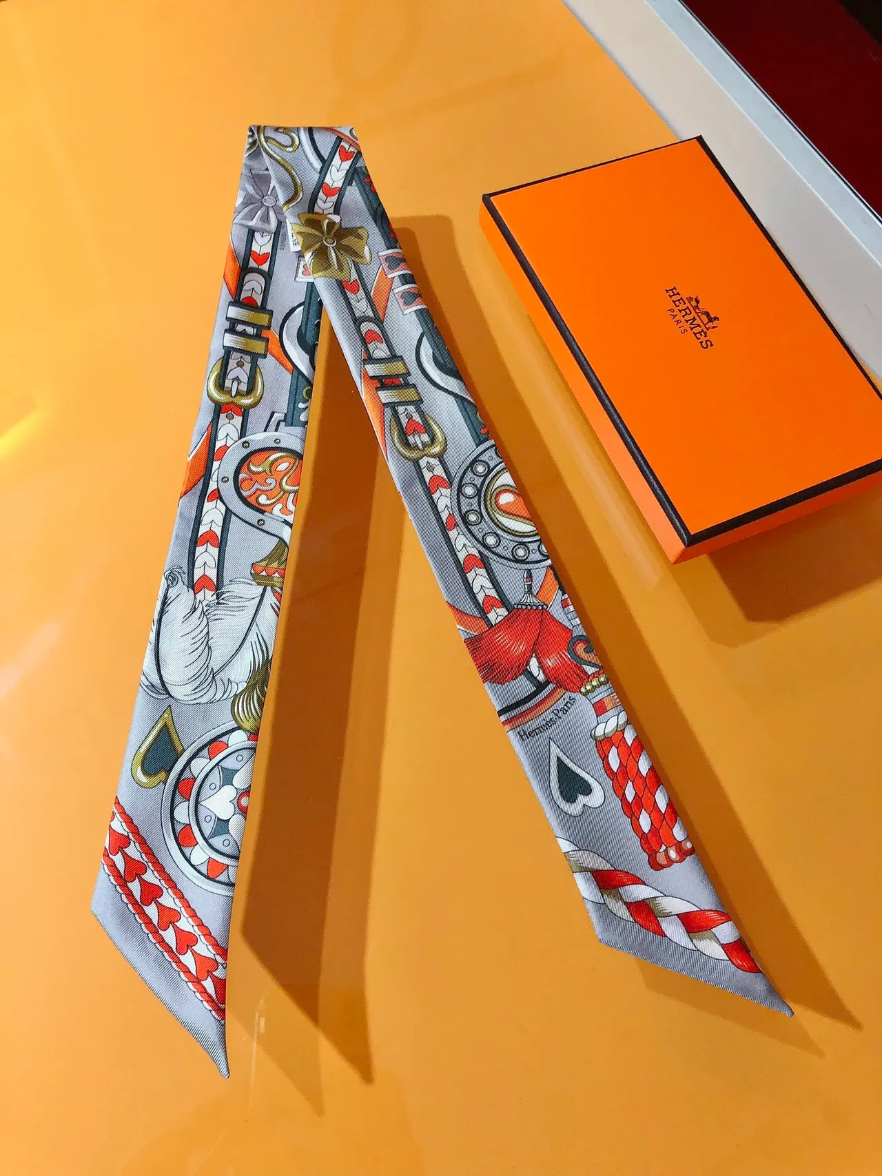 Hermès Écharpe de soie grise multicolore imprimée à motif géométrique de carte à jouer 5