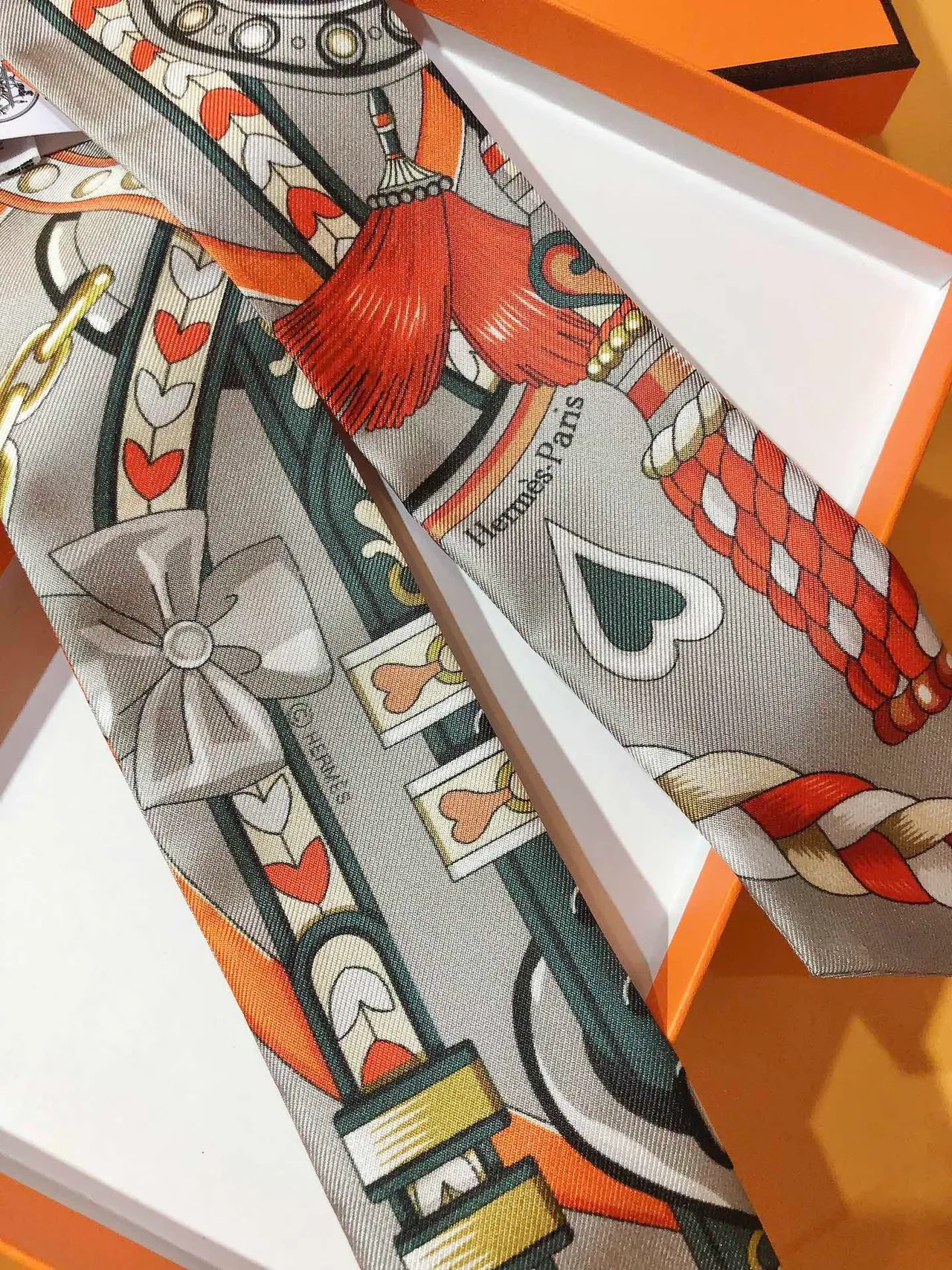 Hermès Écharpe de soie grise multicolore imprimée à motif géométrique de carte à jouer 8
