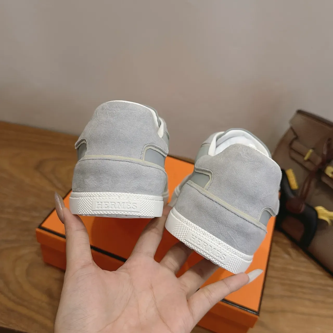 Hermès Sneakers Lifestyle Gris Blanc Basses en Daim et Maille Panelées 2