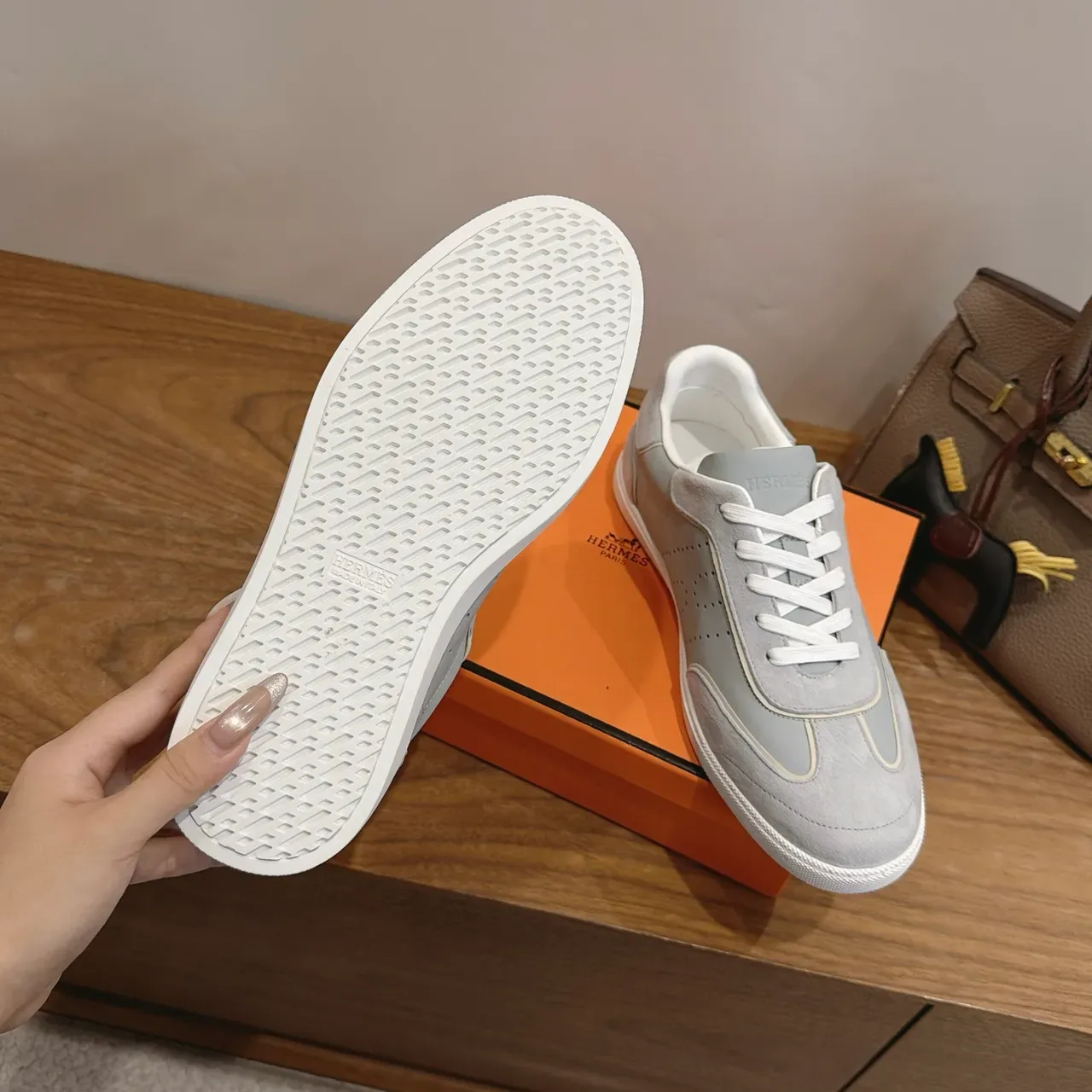 Hermès Sneakers Lifestyle Gris Blanc Basses en Daim et Maille Panelées 3