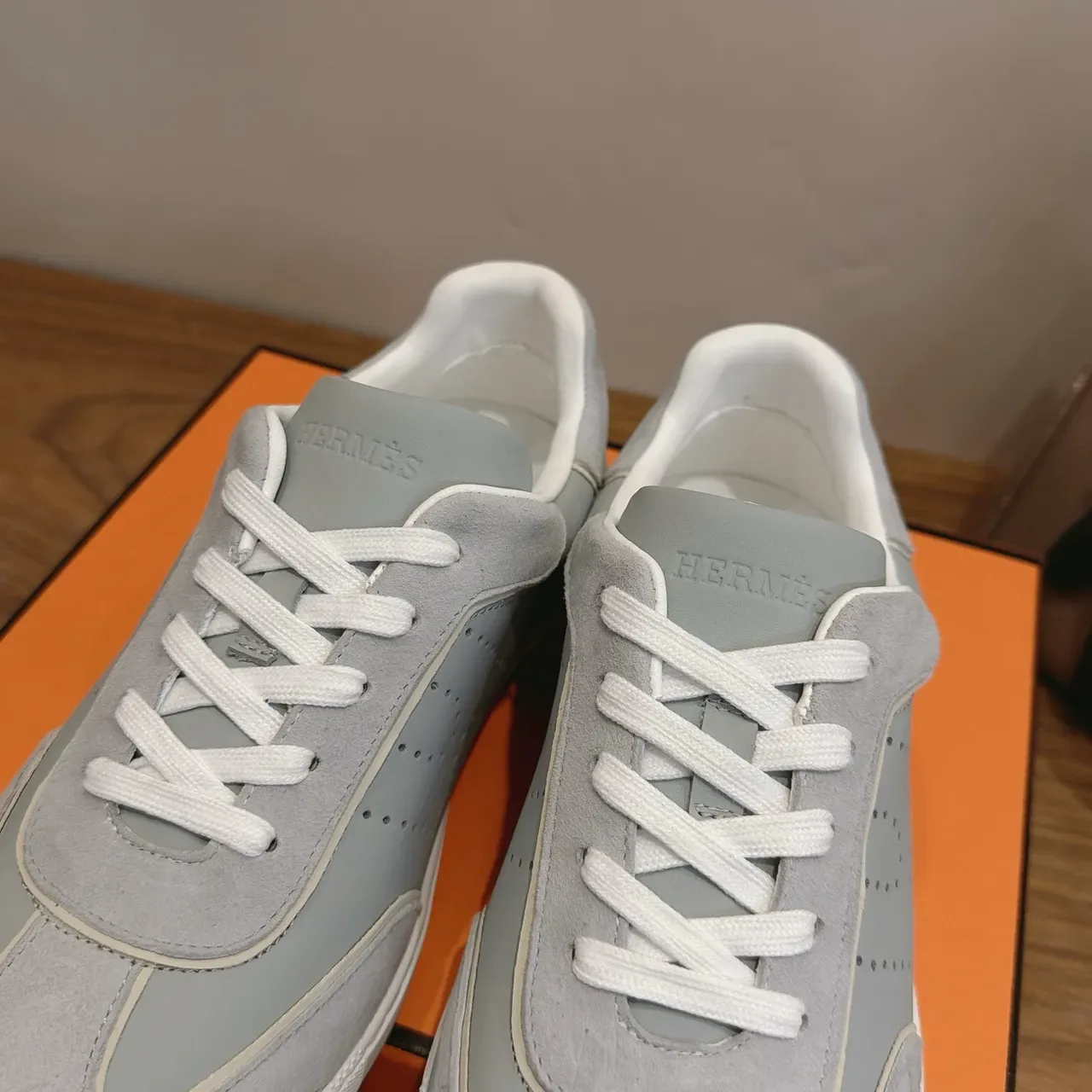 Hermès Sneakers Lifestyle Gris Blanc Basses en Daim et Maille Panelées 4