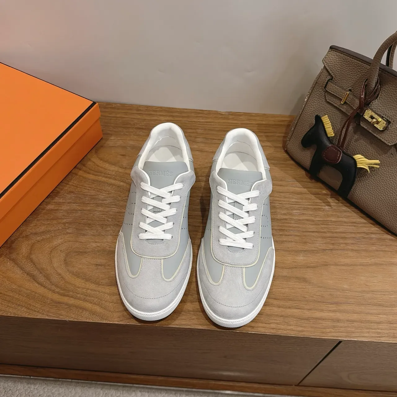 Hermès Sneakers Lifestyle Gris Blanc Basses en Daim et Maille Panelées 5