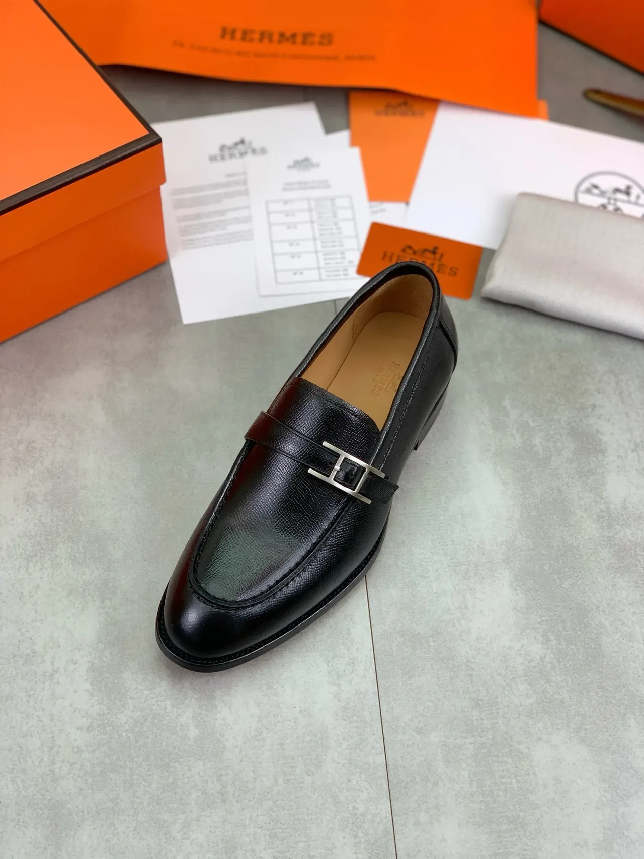 Hermès H Buckle Mocassins Noirs Cuir Texturé 4