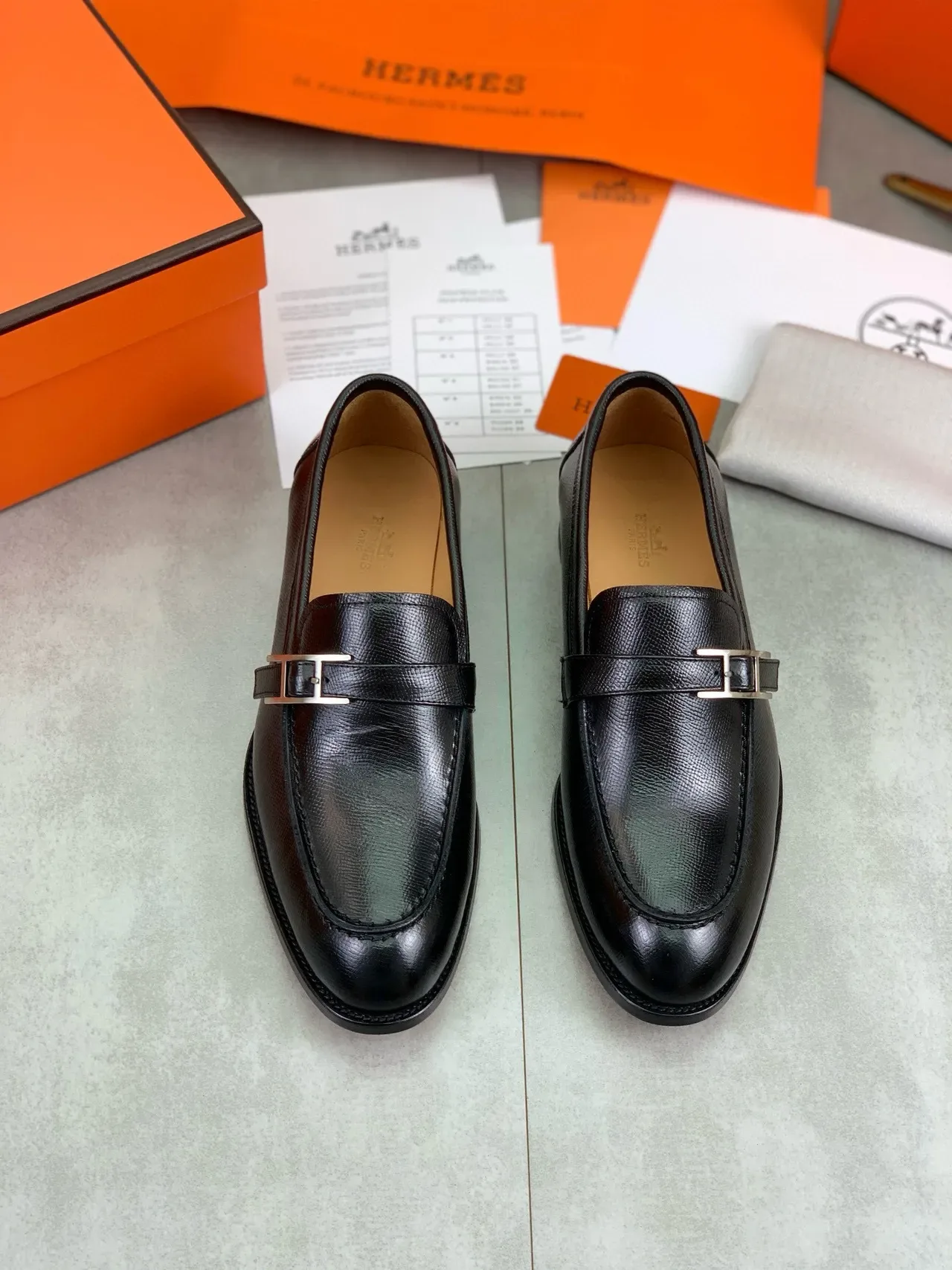 Hermès H Buckle Mocassins Noirs Cuir Texturé 5