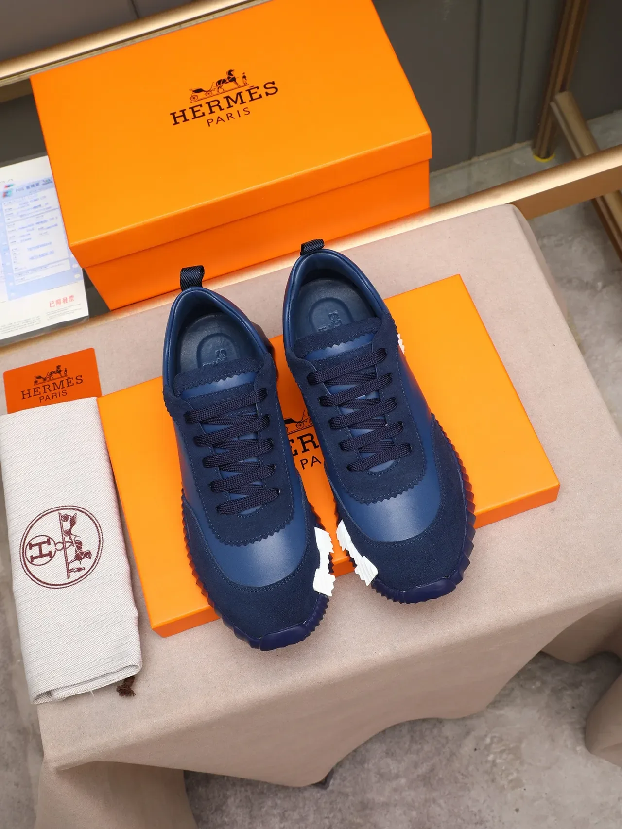 Hermès H-Ride Navy White Blue Couro-Suede Híbrido Superior Detalhe de Gola Scalloped Tênis Lifestyle 2