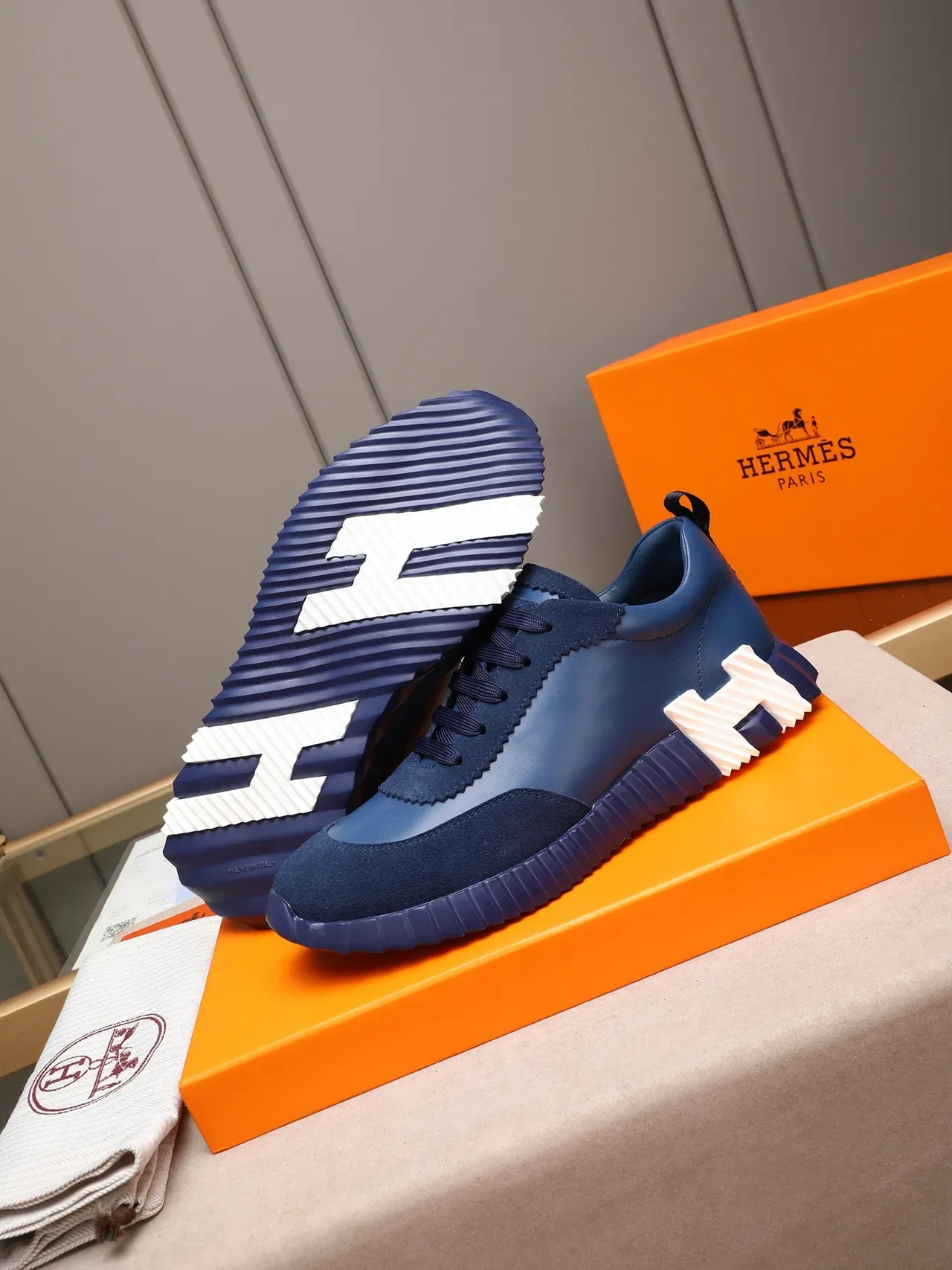 Hermès H-Ride Navy White Blue Couro-Suede Híbrido Superior Detalhe de Gola Scalloped Tênis Lifestyle 4