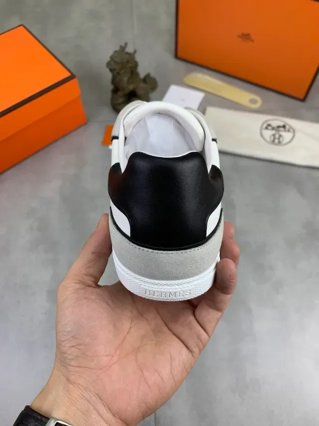 Hermès H Sneaker Chaussures Lifestyle daim blanc et gris 3