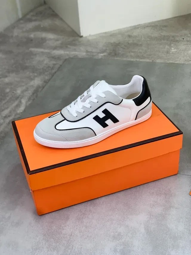 Hermès H Sneaker Chaussures Lifestyle daim blanc et gris 4