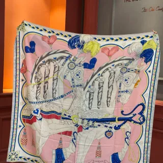 Hermès Arnés de Corazón Pañuelo de seda rosa