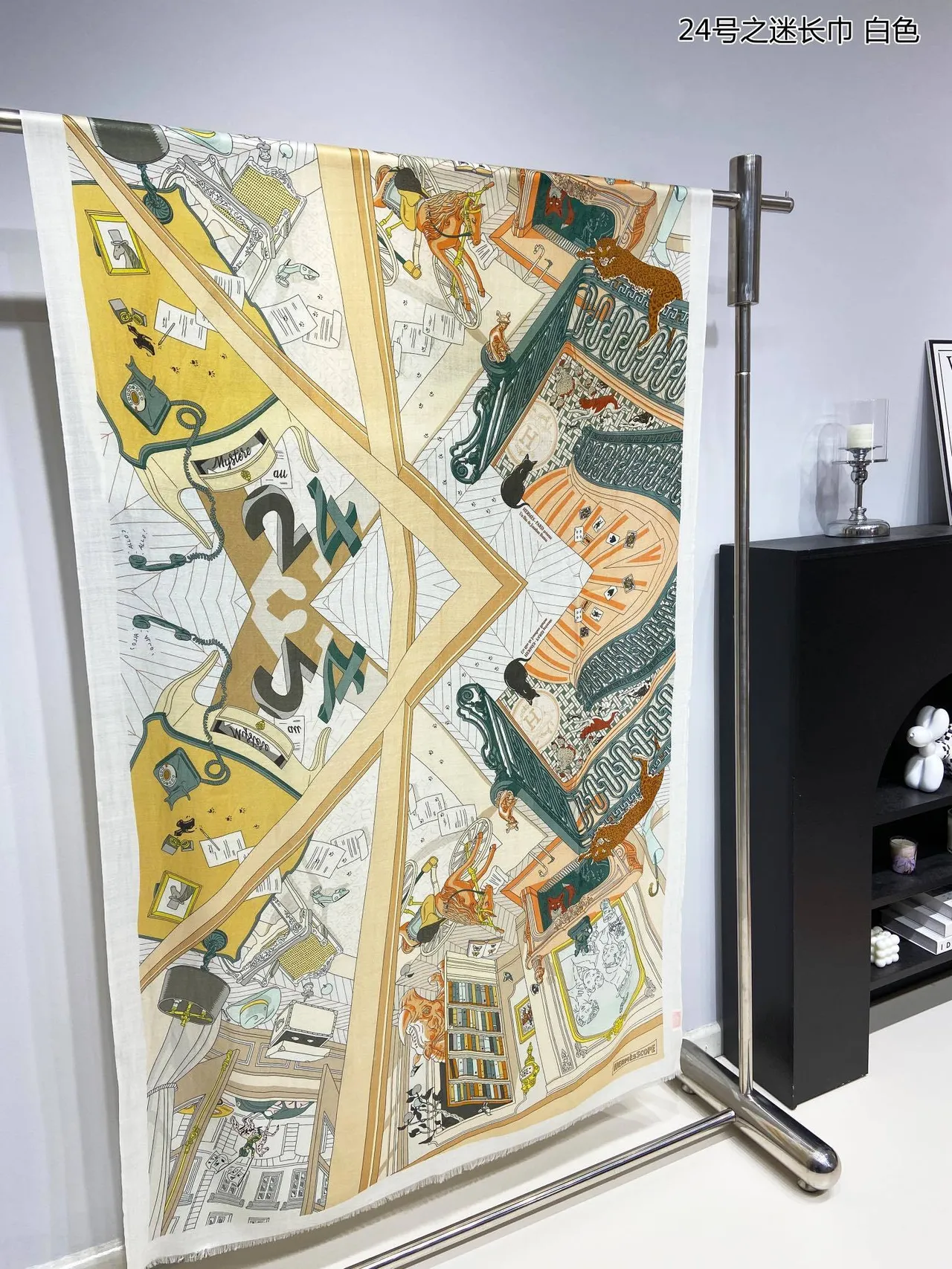 Hermès चित্রিত সাহিত্যিক মোটিফ দাঁতের রঙের সিল্ক শাল 4